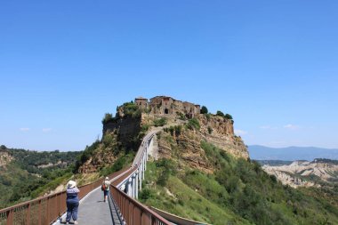 Civita di Bagnoregio üzerindeki mavi gökyüzü, ölen şehir, bir yaya köprüsünden ele geçirildi.