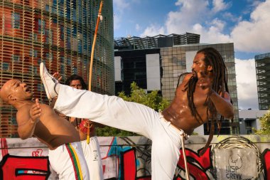 Brezilya 'nın merkez meydanında Capoeira takımının antrenmanına yakın çekim.