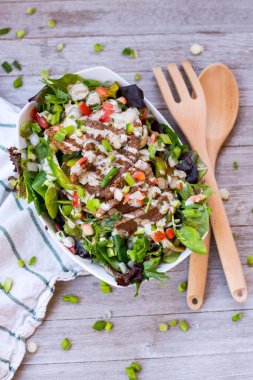 Bir kasede yüksek açılı biftek salatası.