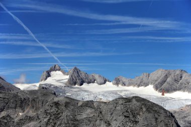 Kudretli Dachstein Buzulu Avusturya Alpleri 'nde karla kaplıydı mavi gökyüzünün altında.