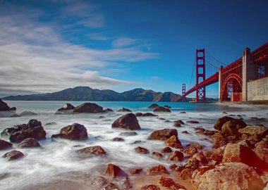 San Francisco 'da güneşli bir günde Golden Gate Köprüsü' nün altından akan suyun uzun süreli görüntüsü.