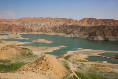 Dağlar arasında Azat Barajı manzarası