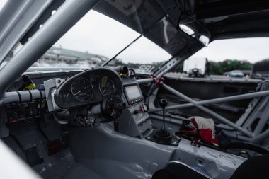 Autobahn Country Club, Illinois 'deki bir spor arabanın kontrol paneli.