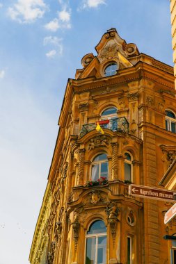 Çek Cumhuriyeti, Prage 'da mavi gökyüzüne karşı klasik bir binanın dikey görüntüsü.