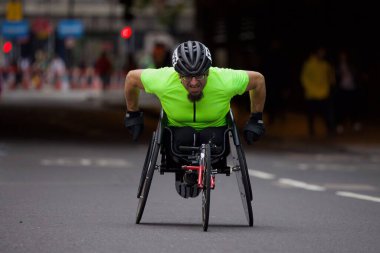 2022 Londra Maratonu 'nun 23. milinde belden aşağısı felçli bir erkek yarışacak.