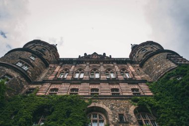 Polonya 'nın Walbrzych kentindeki Ksiaz şatosunun alçak açılı görüntüsü