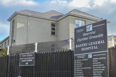 Bantry General Hastanesi 'nin giriş işaretine yakın çekim.