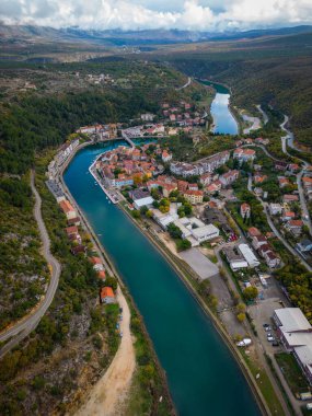 Güneşli bir günde göl kenarındaki modern binaların havadan görünüşü.