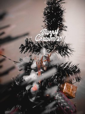 Noel ağacının dikey bir görüntüsü ve şenlikli süslemeleri.