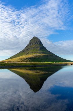 İzlanda 'da sakin bir gölde yansıması olan Kirkjufell Dağı' nın güzel bir manzarası.