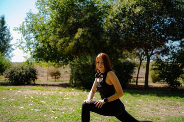 Güneşli yaz gününde spor yaparken parkta güzel bir kadın.