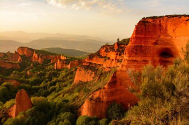 Las Medulas, Leon, İspanya 'daki tarihi bir altın madenciliğinin büyüleyici manzarası.