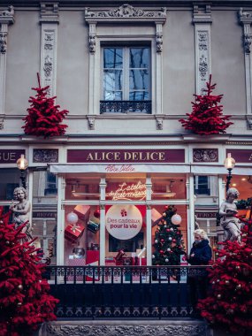 Fransa 'nın Nantes şehrinde güzel bir mağaza manzarası.
