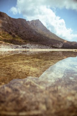 Yunanistan 'ın Girit kentindeki bulutlara değen alçak açılı tarlalar ve dağ zirveleri