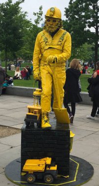 Kostüm giymiş bir sokak sanatçısı