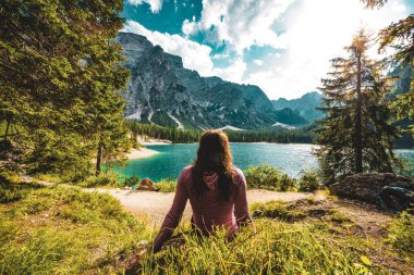 Dolomite Dağları, Güney Tirol, İtalya ve Avrupa 'daki Baires Gölü manzarasına hayran olan beyaz bir bayan.