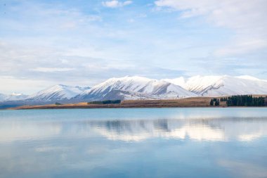 Yeni Zelanda 'daki karlı dağlara karşı Tekapo Gölü manzarası