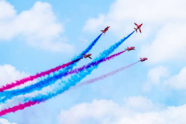 Kırmızı Ok Aerobatik Takımı Fairford, İngiltere 'deki RIAT hava gösterisinde.