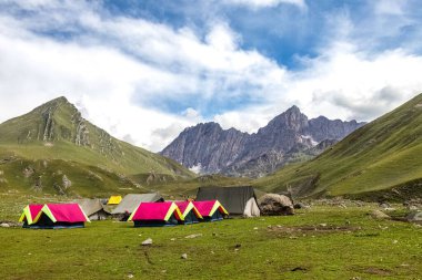 Güzel bir dağ manzarası. Güneşli bir günde Hindistan, Jammu 'da çadırları olan bir yer.