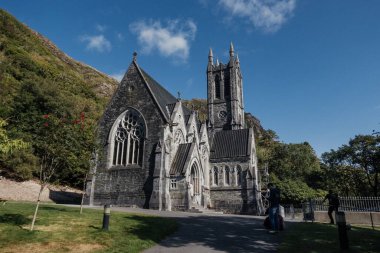 Kylemores Neo Gotik Kilisesi 'nin mavi gökyüzüne karşı cephesi