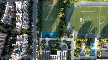 Shuanggang Kasabası 'nda binaları ve mahkemeleri olan modern bir spor sahası.