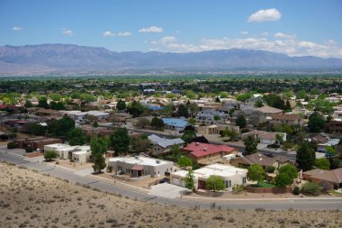 Arka planda dağ sırası olan Albuquerque, New Mexico 'nun panoramik manzarası