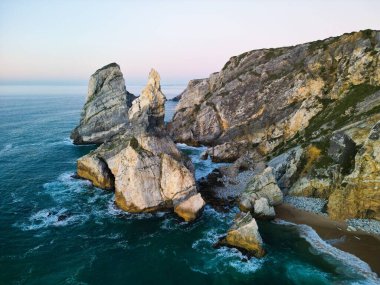 Portekiz 'de güzel bir yaz gününde Ursa sahilindeki kaya oluşumlarının manzarası.