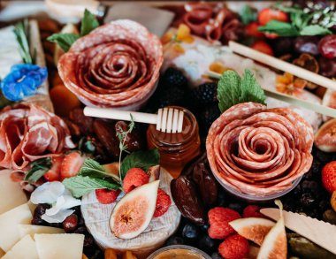 Meyve, bal ve meze yakın plan.