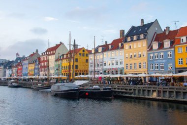 Nyhavn rıhtımındaki renkli evlerin güzel bir görüntüsü.