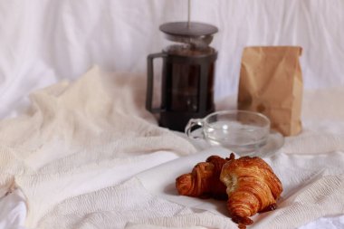 Kahvaltıda Fransız kahve makinesinde demlenmiş kruvasan ve kahve manzarası.