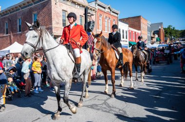 Elma Festivali 'nde üç at binicisi Fox Hunt kıyafetiyle geçit töreni yapıyor.