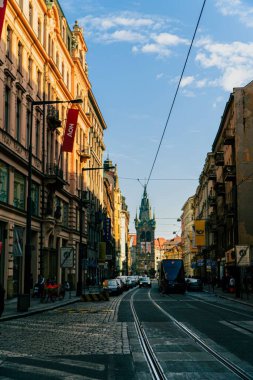 Prag şehrinin arka planındaki Jindrichuv kulesinin dikey görüntüsü.