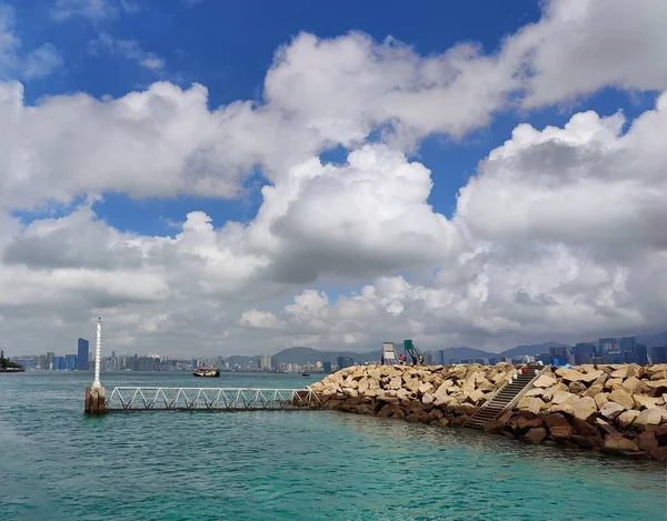 Μια Όμορφη Θέα Της Θάλασσας Στο Χονγκ Κονγκ Μια Ηλιόλουστη — Φωτογραφία Αρχείου