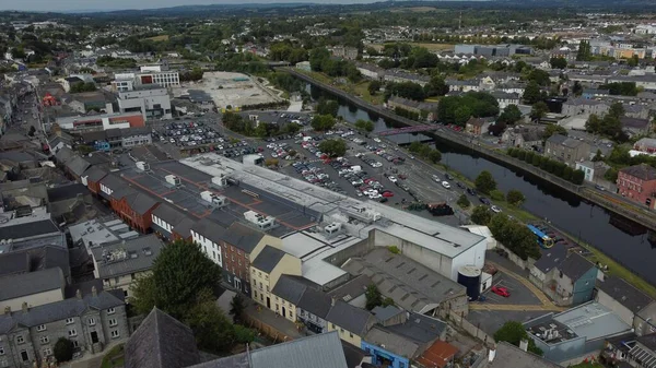 Uma Vista Aérea Paisagem Urbana Kilkenny Cercada Por Edifícios — Fotografia de Stock