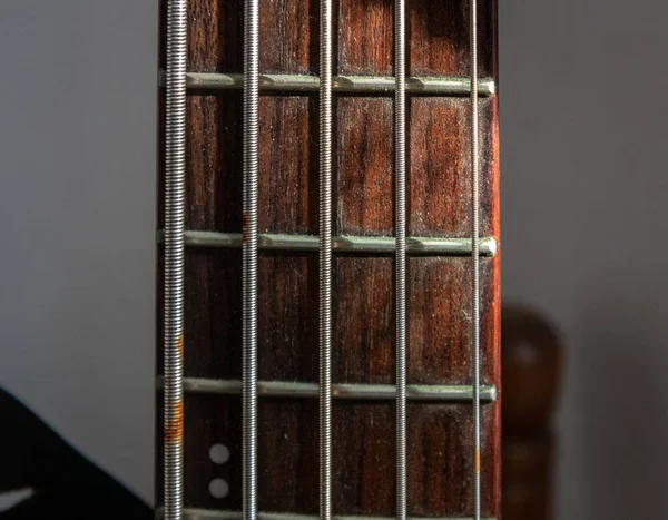 Detailní Záběr Frets Basové Kytary Rozmazaném Pozadí — Stock fotografie