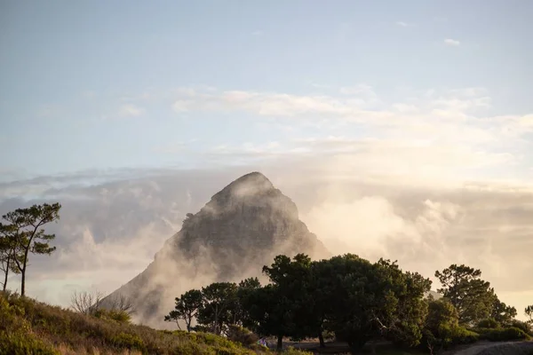 Ένα Όμορφο Τοπίο Ομίχλης Πάνω Από Την Κορυφή Του Βουνού — Φωτογραφία Αρχείου