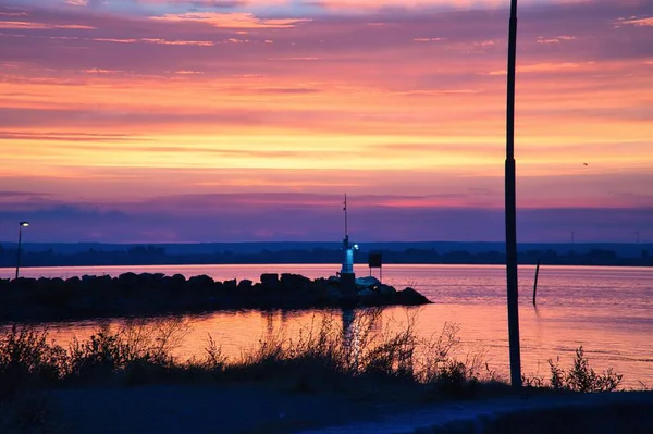 Limanın Üzerinde Pembe Bulutlarla Güzel Bir Günbatımı — Stok fotoğraf