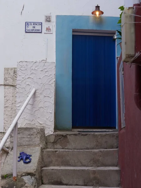 Una Hermosa Foto Una Vieja Puerta Azul Una Casa Tradicional —  Fotos de Stock