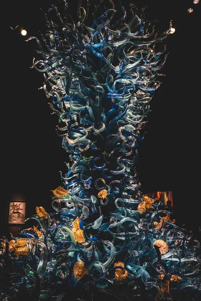 Eine Vertikale Aufnahme Bunter Glasskulpturen Einem Museum Für Moderne Kunst — Stockfoto
