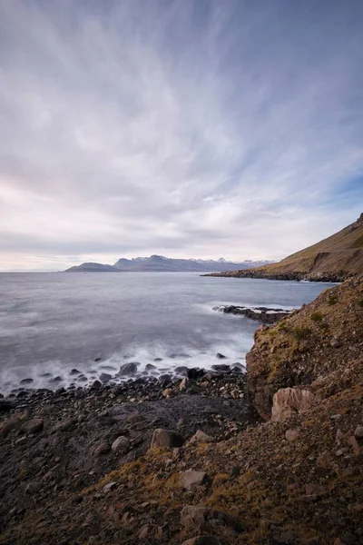 Veduta Verticale Una Costa Rocciosa Contro Cielo Nuvoloso Islanda — Foto Stock