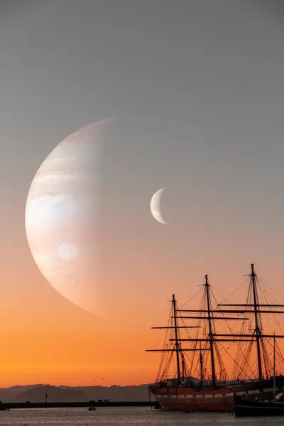 Вертикальный Снимок Старого Корабля Парусов Перед Луной Силуэтом Планеты — стоковое фото