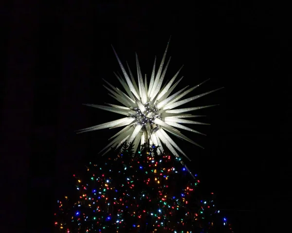 Nízký Úhel Záběru Rockefeller Center Vánoční Strom — Stock fotografie