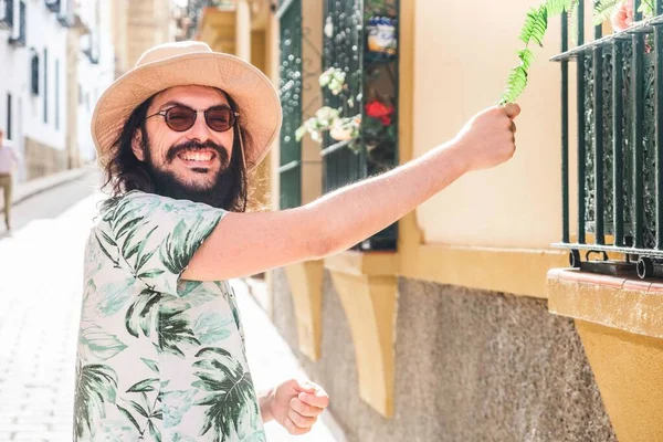 Mladý Šťastný Muž Letním Oblečku Pózující Slunném Městě — Stock fotografie