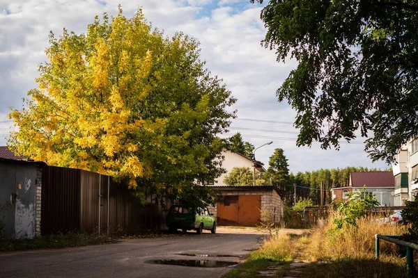 Una Vista Otoño Una Antigua Zona Residencial Con Garajes Casas —  Fotos de Stock