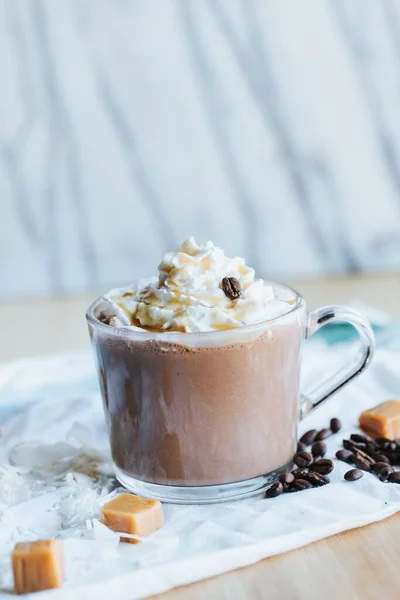 Eine Vertikale Aufnahme Einer Karamell Schokolade Auf Weißem Hintergrund — Stockfoto