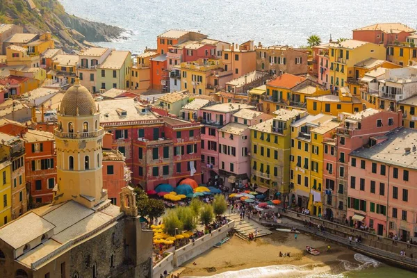 Una Vista Aérea Del Paisaje Urbano Cinque Terre Rodeado Coloridos —  Fotos de Stock