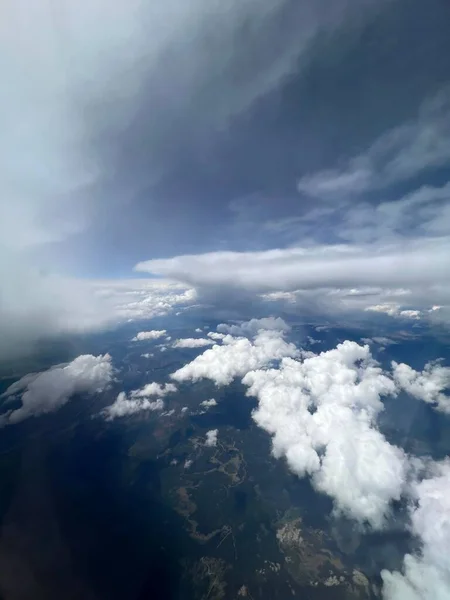 Вертикальний Повітряний Вид Сільський Пейзаж Оточений Пухнастими Хмарами Фоні Блакитного — стокове фото