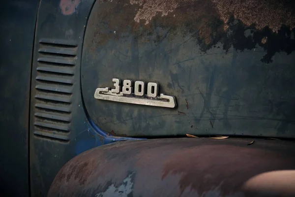 Eski Kirli Eski Bir Arabanın Araba Modelinin Yakın Çekimi — Stok fotoğraf