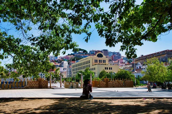 リスボンの魅力的な景色を望む公園の観光客 — ストック写真