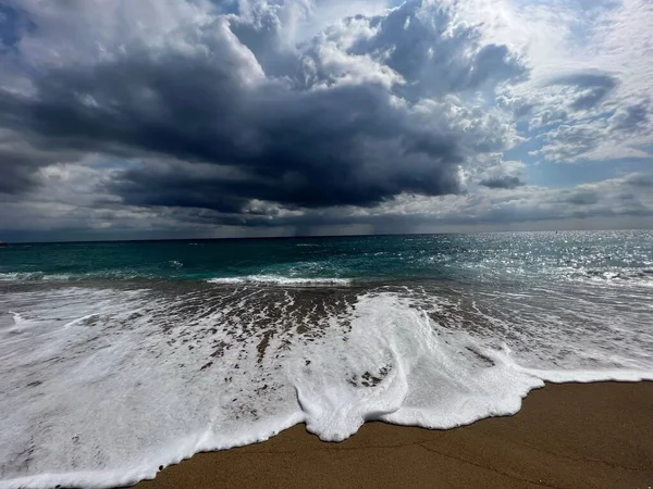Eine Wunderschöne Meereslandschaft Mit Plätschernden Wellen — Stockfoto